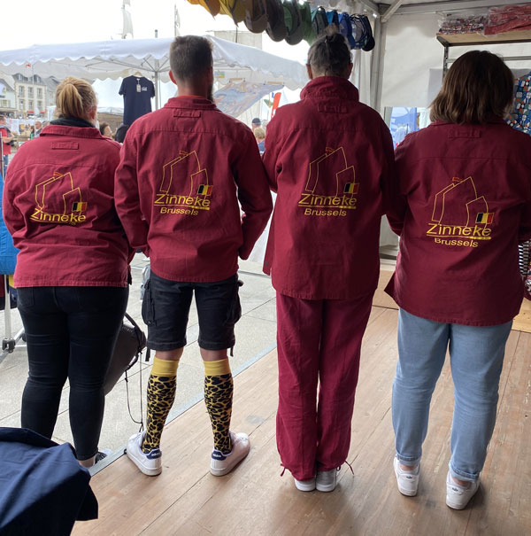 Équipe en vestes bordeaux avec logo personnalisé dans le dos, marquage textile Bretagne Textile Pro