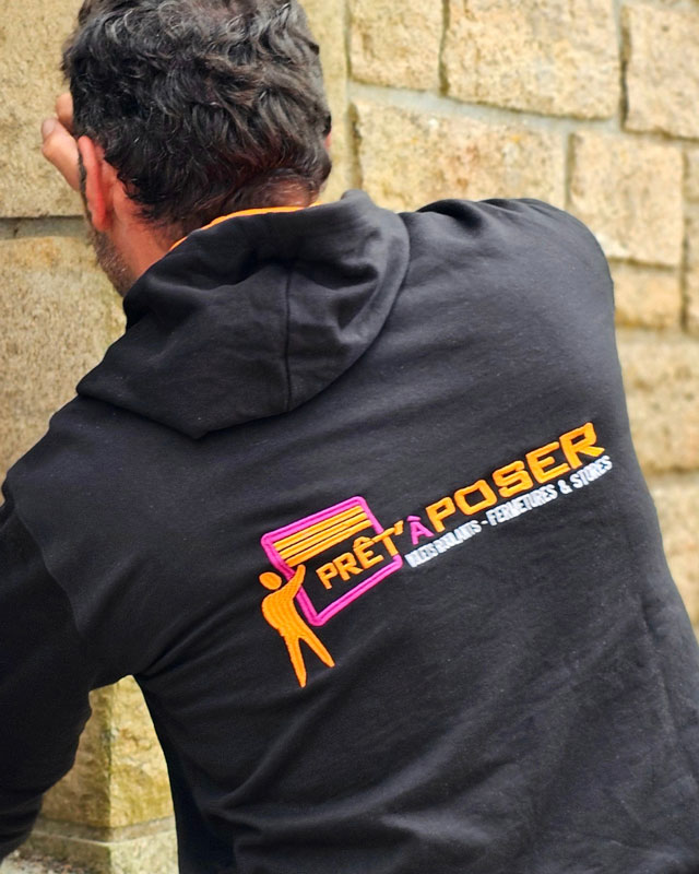 Sweat à capuche avec logo couleur en transfert textile personnalisé dans le dos